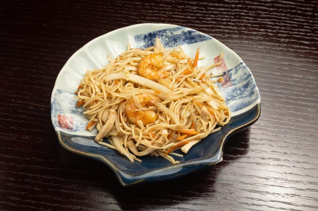 Photo yaki soba des nouilles japonaises frites avec des crevettes