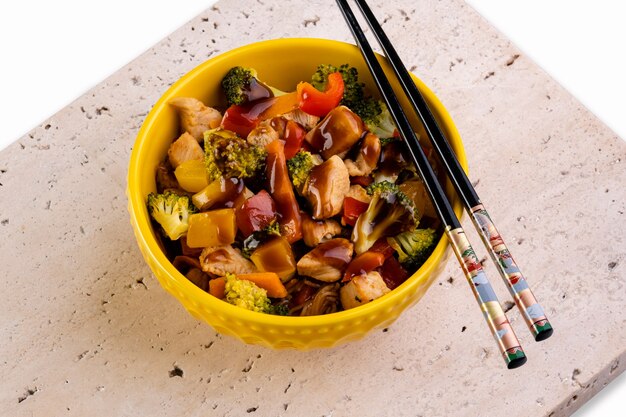 Yakissoba de poulet dans un bol jaune.