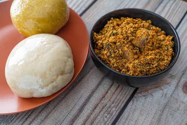 Yam pilé et Garri Eba servis avec une soupe Egusi prête à manger