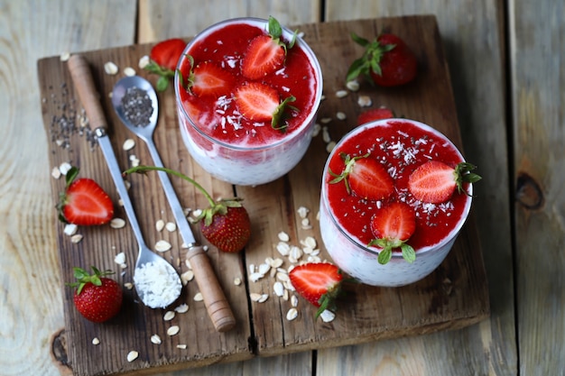 Yaourt au chia avec garniture aux fraises