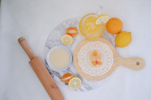 Yaourt au citron orange et pamplemousse sur fond blanc