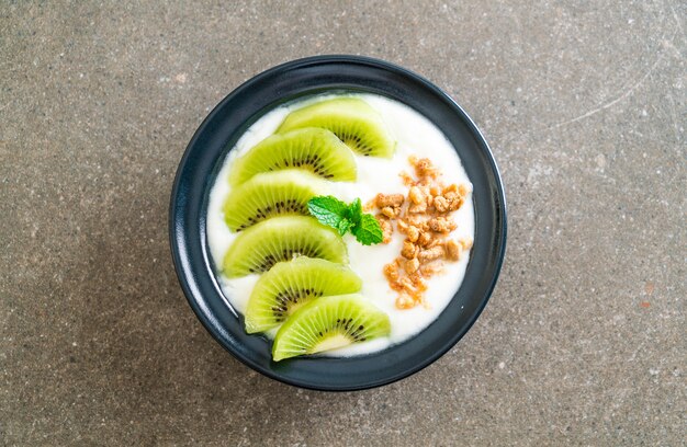 yaourt au kiwi et au granola