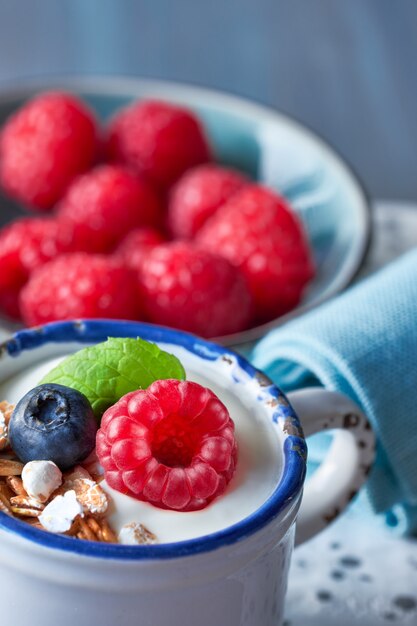 Yaourt au muesli, framboises et noix, dessert santé