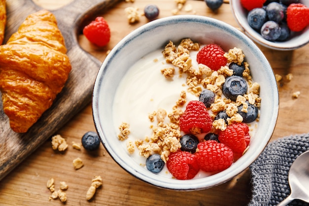 Yaourt aux baies et granola dans un bol