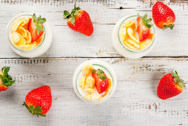 Yaourt aux cornflakes et fraises