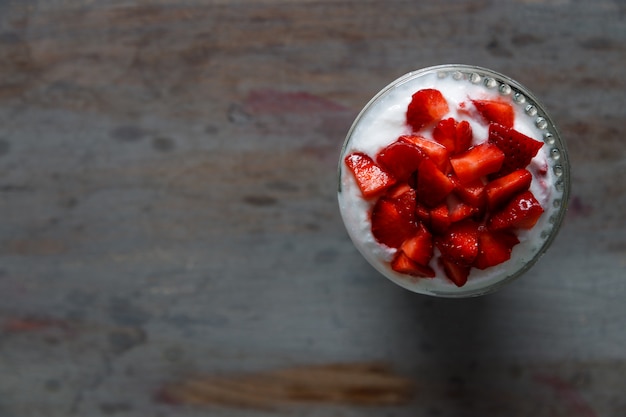 Yaourt aux fraises dans un verre en cristal