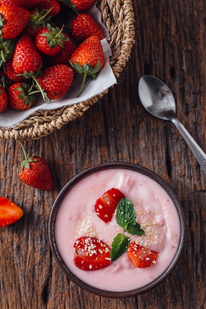 yaourt aux fraises sur fond de table en bois