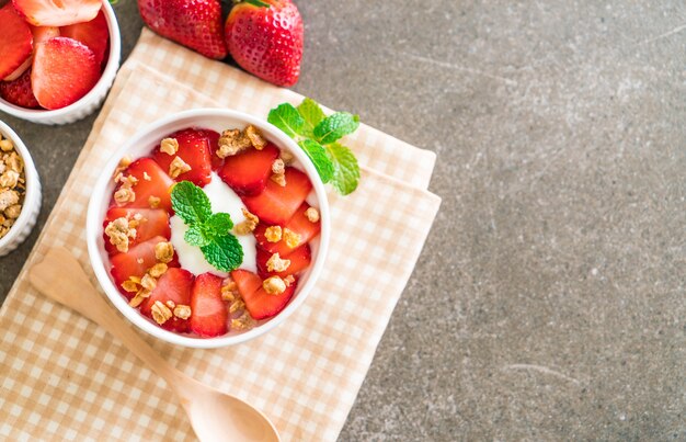 yaourt aux fraises et granola