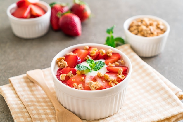 yaourt aux fraises et granola