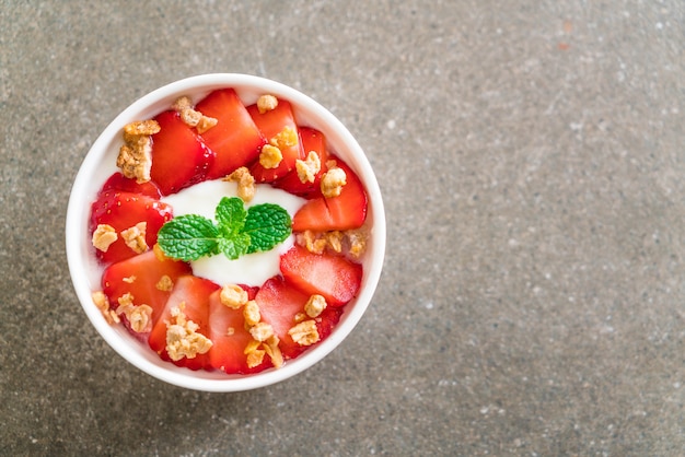 yaourt aux fraises et granola