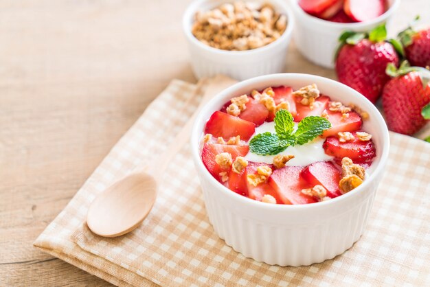 yaourt aux fraises et granola