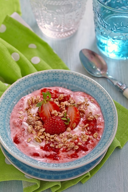 Yaourt aux fraises et granola