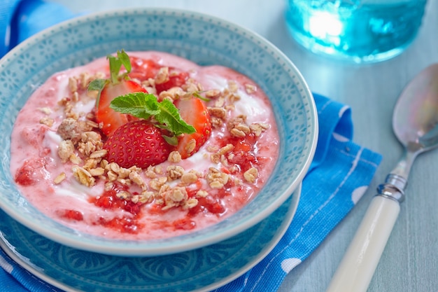 Yaourt aux fraises et granola