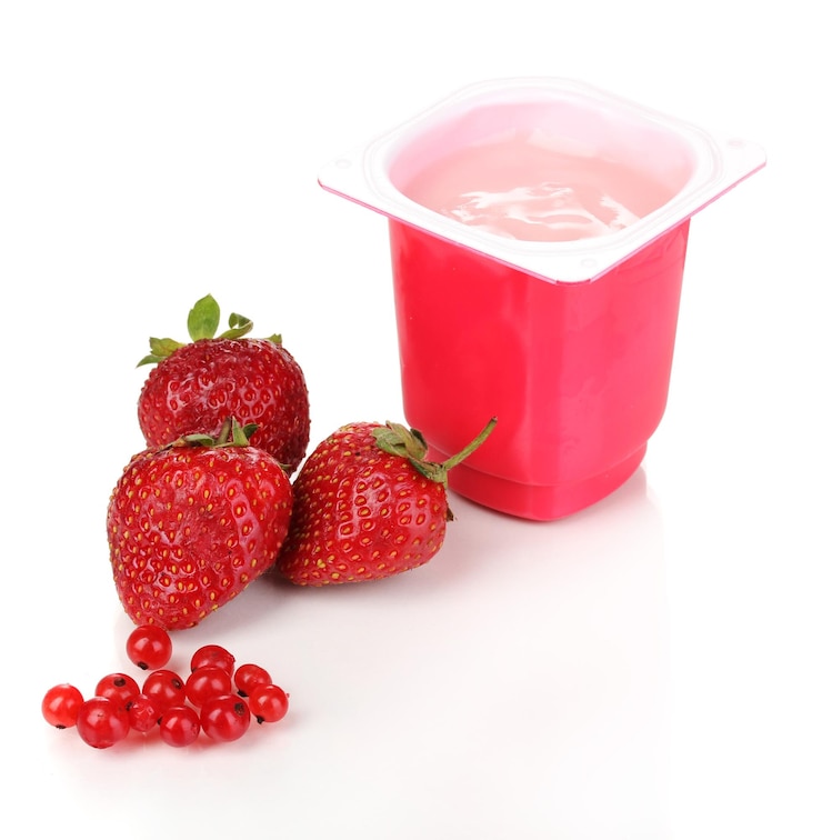 Photo yaourt aux fraises et groseilles isolé sur blanc