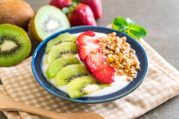 yaourt aux fraises, kiwi et granola