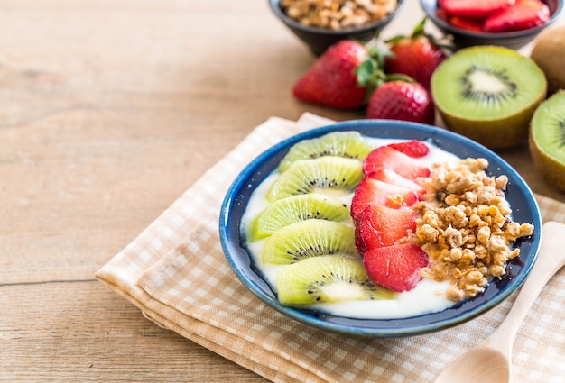 yaourt aux fraises, kiwi et granola