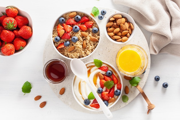 Yaourt aux fraises myrtille, miel, amande et quinoa pour le petit déjeuner