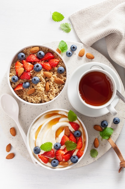 Yaourt aux fraises myrtille, miel, amande et quinoa pour le petit déjeuner