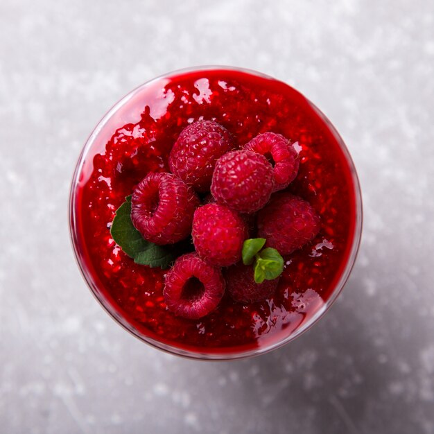 Yaourt aux framboises fraîches et graines de chia et menthe