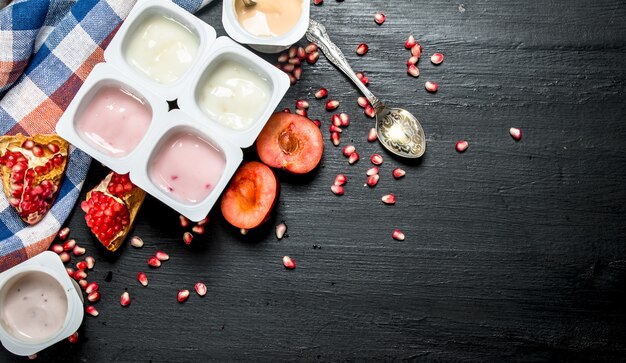 Yaourt aux fruits frais sur le tableau noir