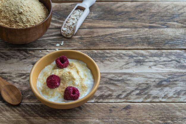 Yaourt à l'avoine et à la framboise