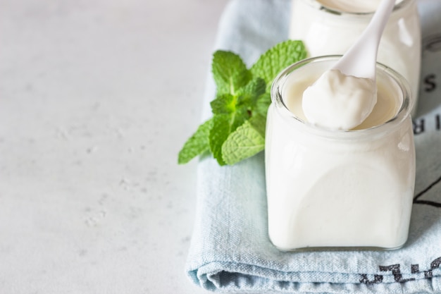 Photo yaourt bio fait maison naturel en bocaux en verre produit laitier fermenté frais et naturel