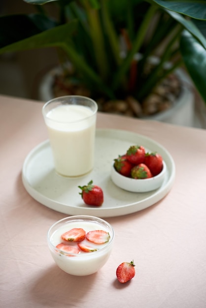 Yaourt bio frais avec des fraises sur table