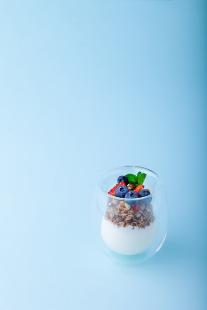 Yaourt blanc et granola aux fraises fraîches, myrtilles, menthe en verre