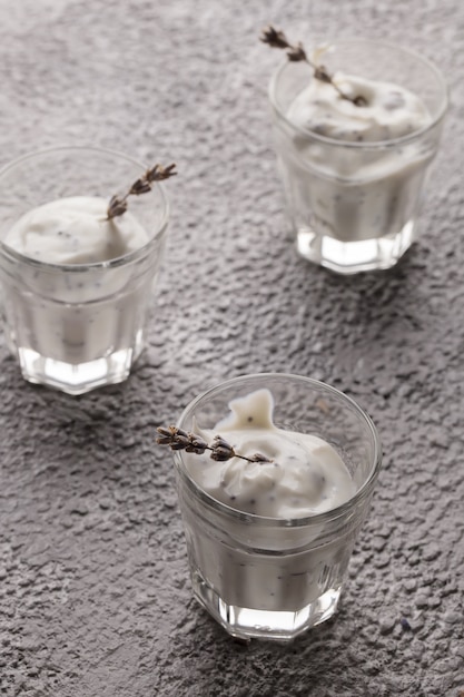 Yaourt Dans Un Verre. Yaourt à La Lavande Aux Graines De Chia