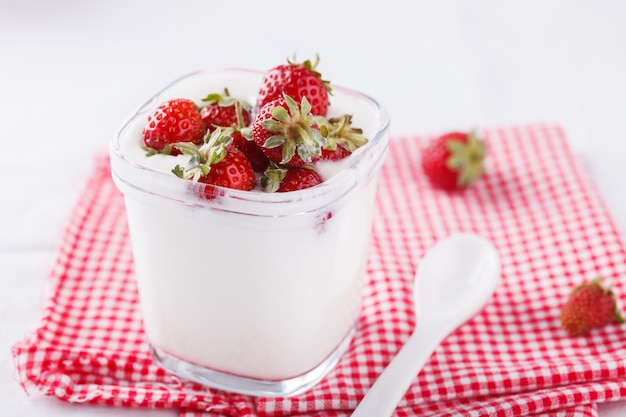 Photo yaourt fait maison avec fraises fraîches