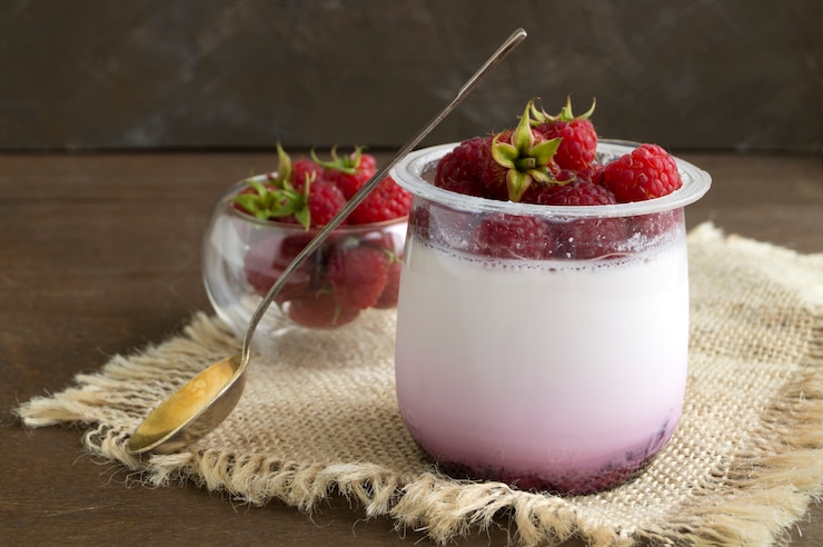 Photo yaourt fait maison avec des framboises et une alimentation saine. mise au point sélective