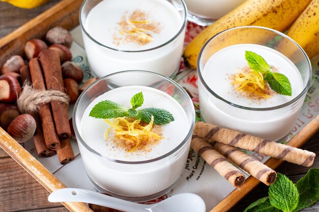 Yaourt frais à la banane avec de l'avoine en verre, délicieux dessert pour un petit-déjeuner sain