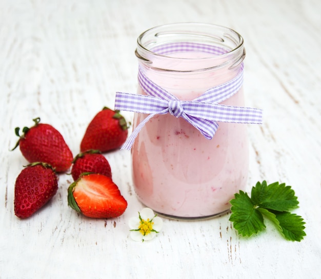 Yaourt à la fraise avec des fraises fraîches