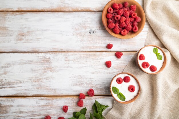 Yaourt à la framboise dans des coupes en argile