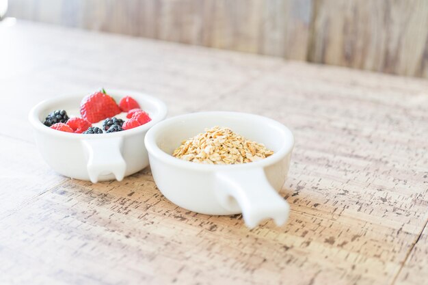 Yaourt granola et fruits frais bio pour un petit déjeuner santé