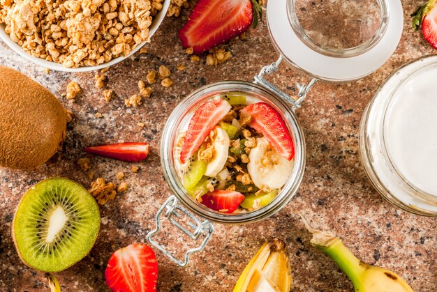 Yaourt avec granola et fruits