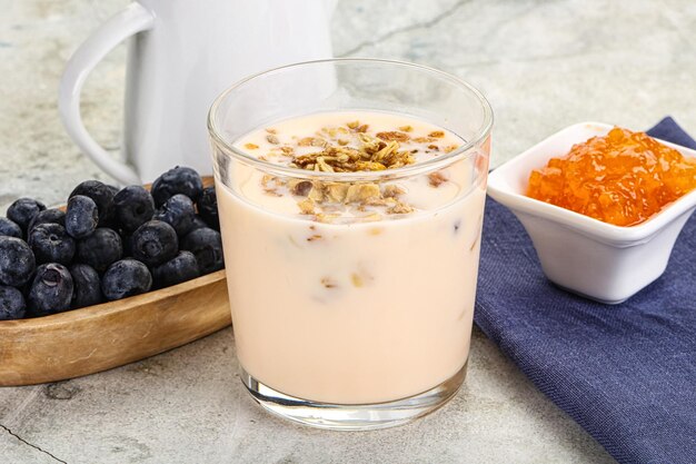 Yaourt avec granola et myrtille pour un petit-déjeuner sain