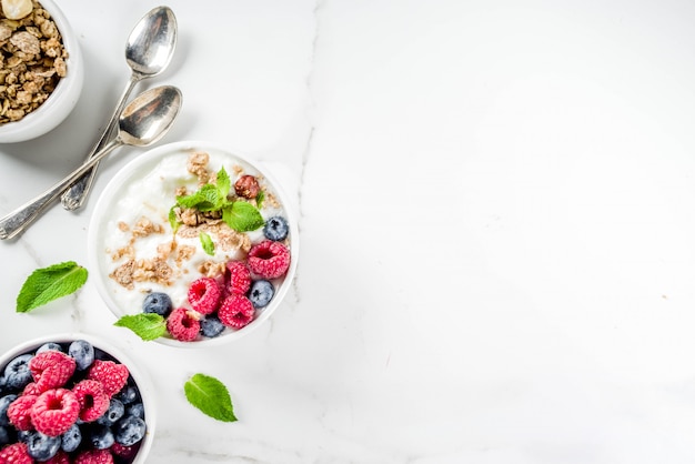 Yaourt avec granola et petits fruits