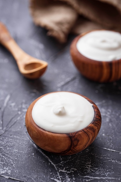Yaourt grec blanc dans un bol en bois