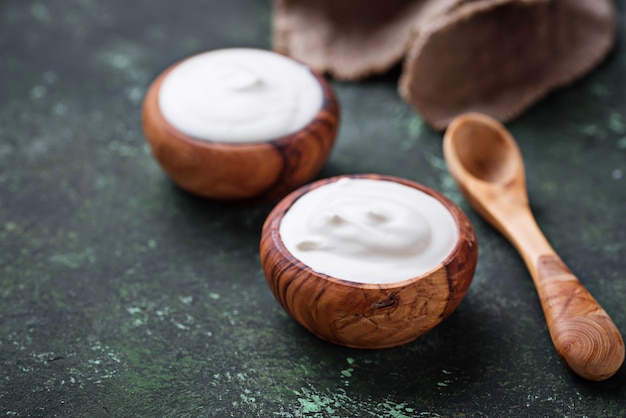 Yaourt grec blanc dans un bol en bois