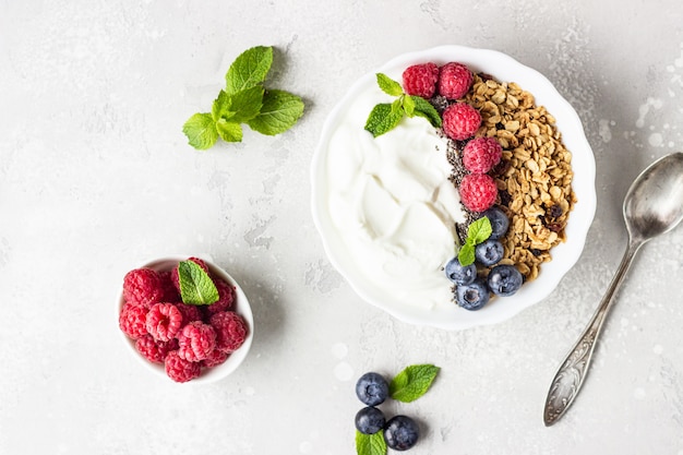 Yaourt grec naturel, muesli et baies.