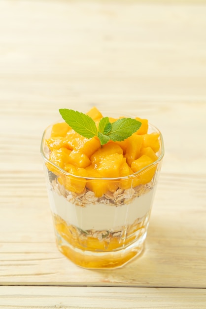 Yaourt à la mangue fraîche avec granola en verre