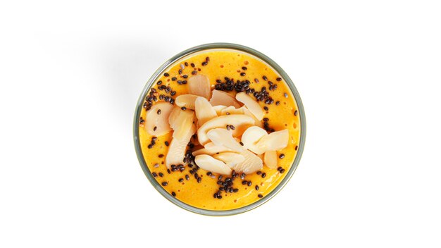 Yaourt à la mangue avec graines de chia et amandes isolées.