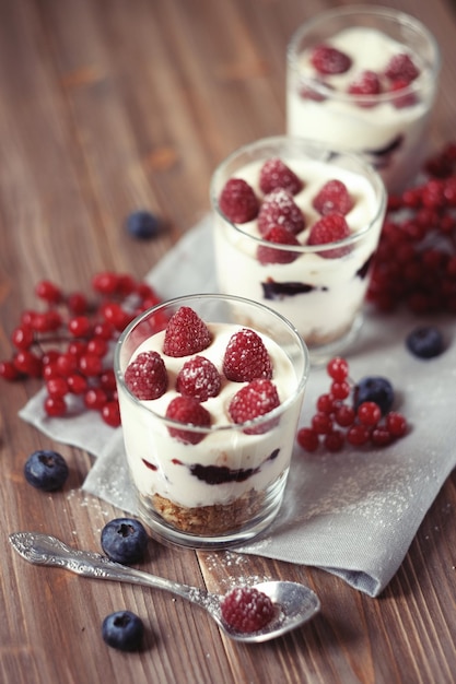 Yaourt nature aux baies fraîches et muesli Dessert sain