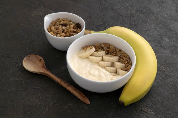 Yaourt naturel au muesli et à la banane.