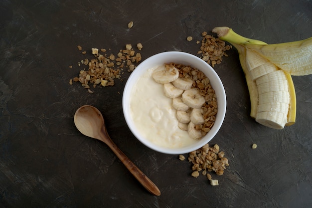 Yaourt naturel au muesli et à la banane.