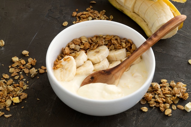 Yaourt naturel au muesli et à la banane.