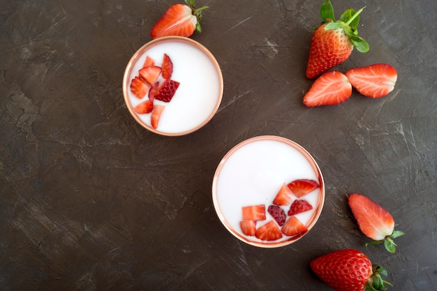 Yaourt naturel aux fraises et au muesli.