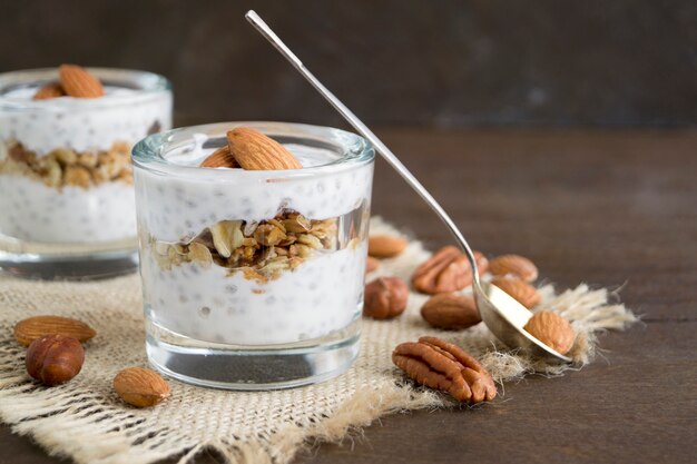 Yaourt naturel aux graines de chia et granola.