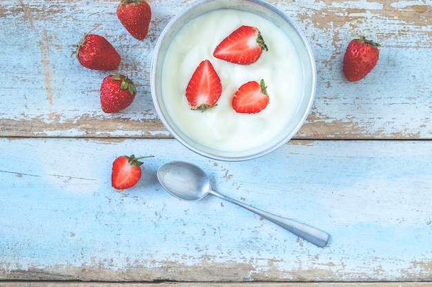 Yaourt naturel et fraise Sur le fond de bois